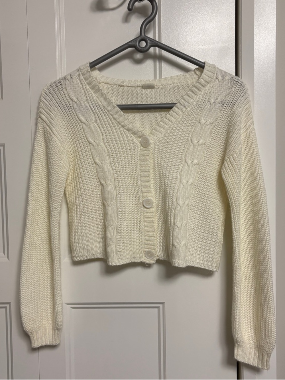 evsie Classic Cream Cropped Cable-Knit V-Neck Cardigan Sweater Size Medium